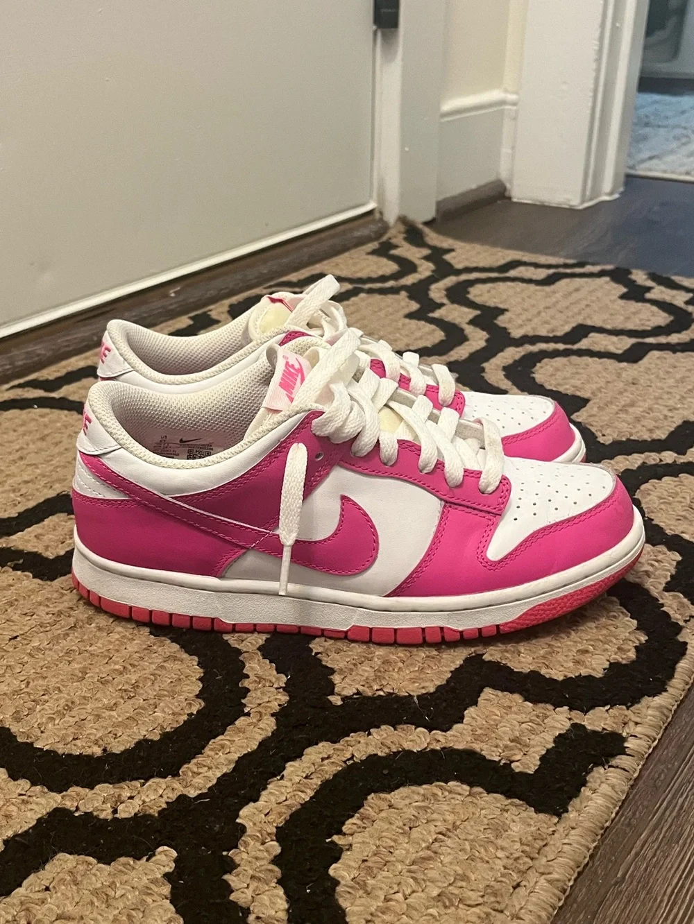 Nike Kids White and Pink Low-Top Sneakers